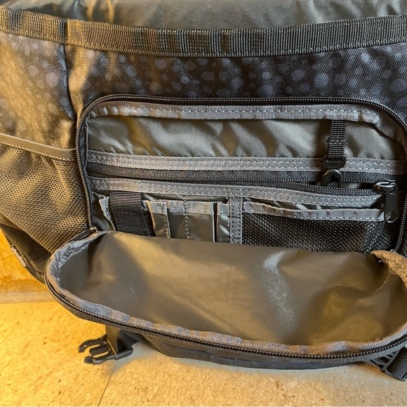 Nike Core Converge Large Messenger bag - perfect for someone on the run - Picture 6 of 16